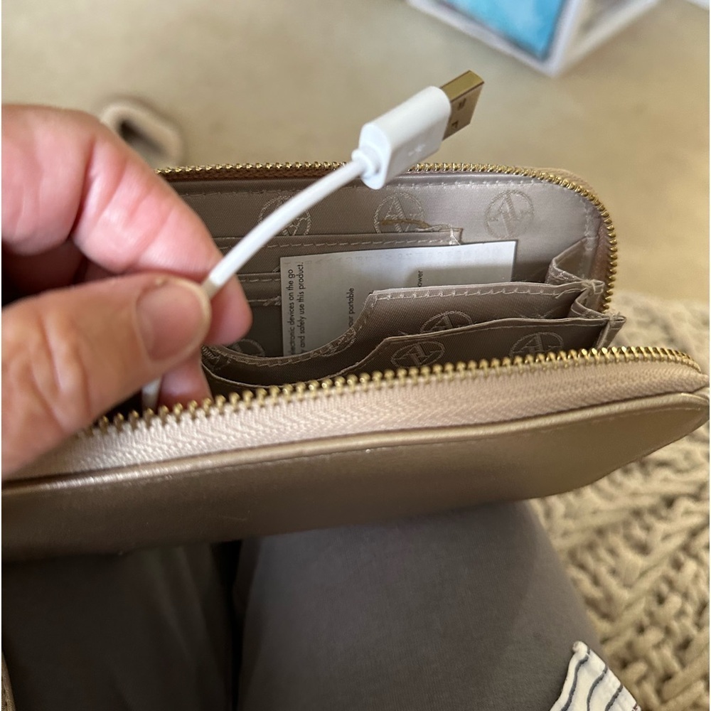 Wristlet wallet with charger